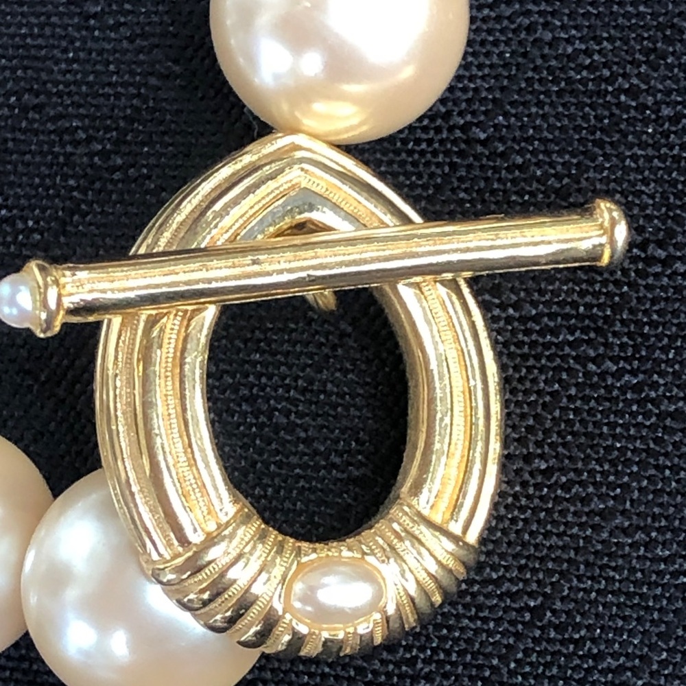 Elegant 17” Cream Jumbo Faux Pearl Necklace With Gold-Tone Toggle Clasp - Picture 5 of 6